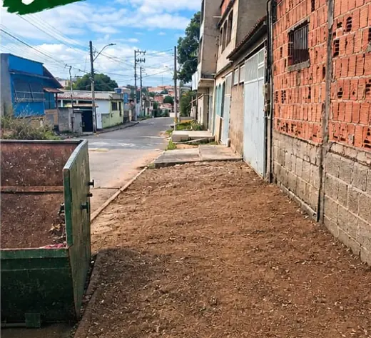 Entrada lateral de casa em Cariacica capinada e limpa, sem vegetação