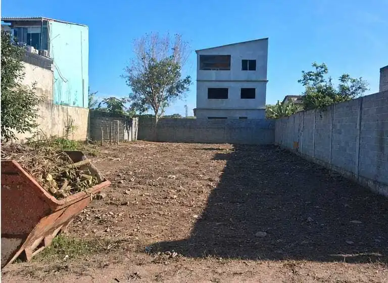 Lote em Cariacica depois da limpeza da Galacha, com o terreno limpo e pronto para construção